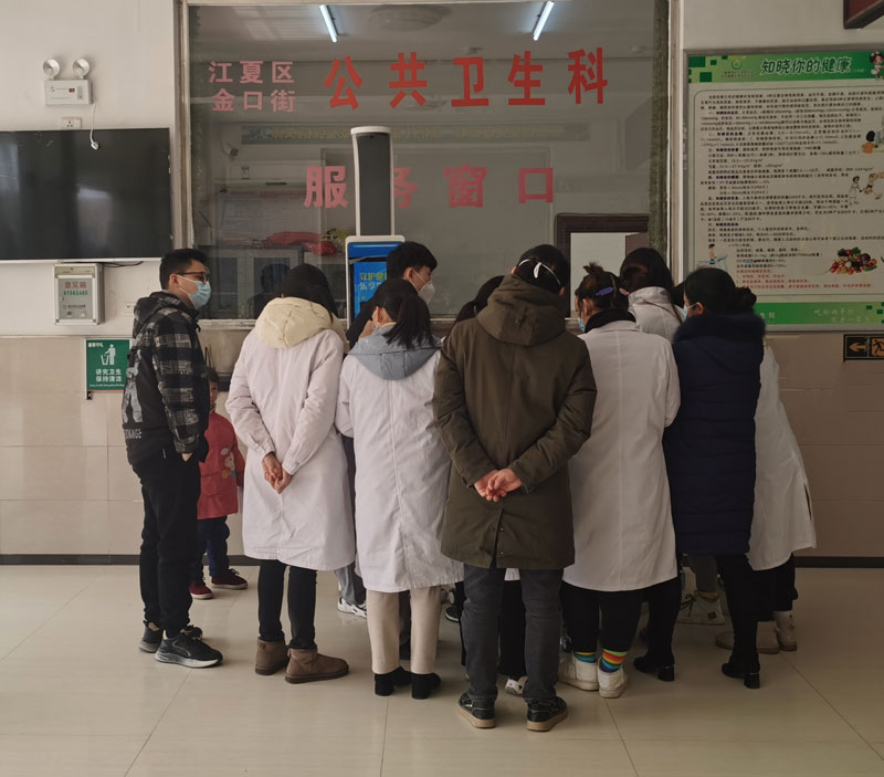 醫(yī)護(hù)人員體驗健康一體機(jī)現(xiàn)場.jpg